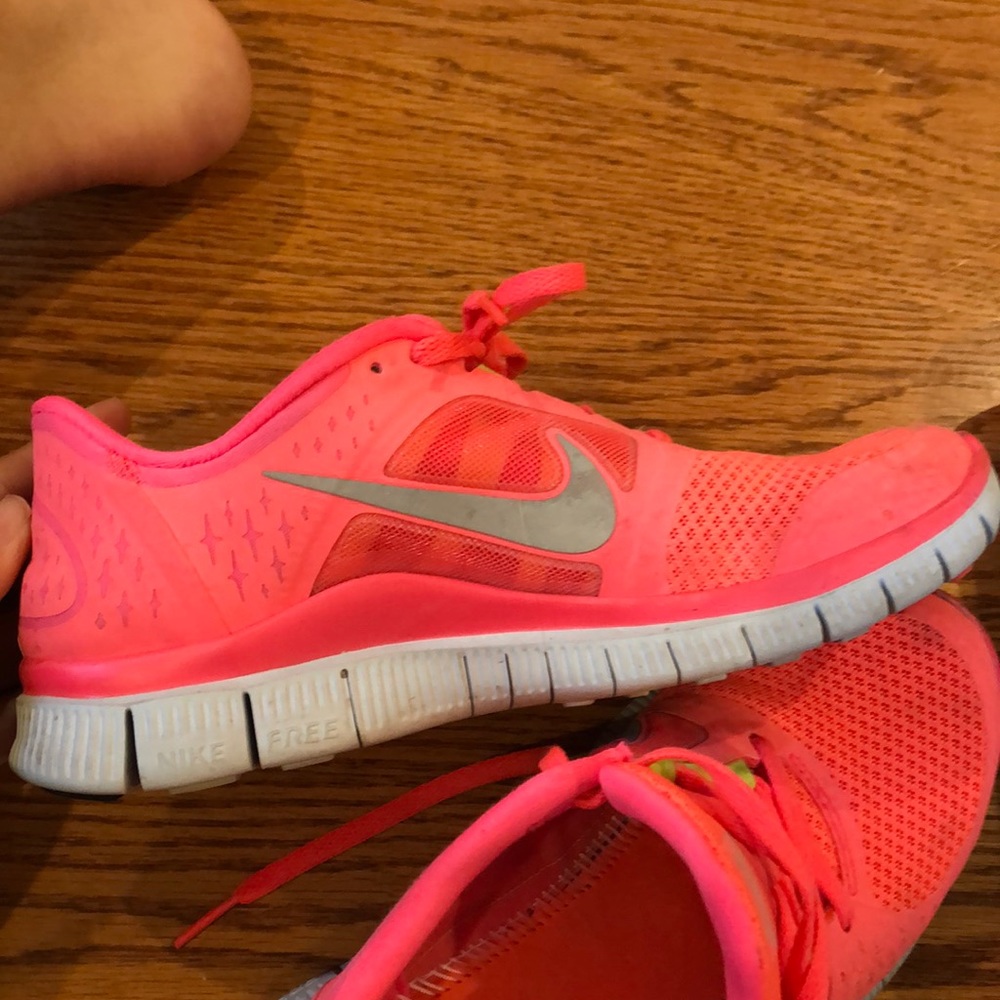 nike sneakers! (NO SOLES)